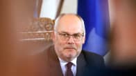 Puolilähikuva istuvasta presidentti Alar Karisista