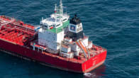Punarunkoinen öljytankkeri ilmakuvassa. Alus näyttää kulkevan kuvassa vasemmalle yläviistoon aurinkoisena päivänä.
