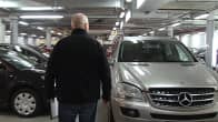 Mies autokaupassa.