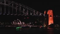 Sydneyn Harbour Bridge valaistuksessaan. 