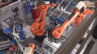 Robotit kokoavat dieselmoottoria Agco Sisu Power Oy:n tehtaalla.