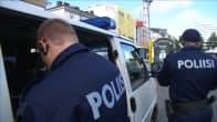 Kaksi poliisia autonsa vieressä.