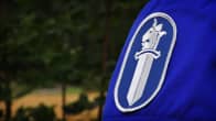 Poliisin logo moottoripyöräpoliisin hihassa.