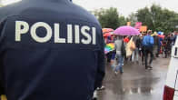 Poliisi valvomassa North Pride -kulkueen etenemistä.