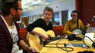Petri, Mika ja Kaj Kiviniemi soittavat ja laulavat radiostudiossa