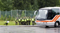 Varusmiehiä ja linja-autoja Vihtavuoren evakuointialueella.
