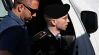 Sotilaspoliisi saattaa Wikileaks-vuodoista syytettyä Bradley Manningia heidän saapuessaan oikeudenistuntoon Fort Meaden sotilastukikohtaan.