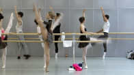Balettitanssijoita koe-esiintymässä.