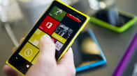 Nokia Lumia 920 -puhelin kädessä.