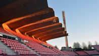 Ratinan stadion tyhjä katsomo aamuauringossa