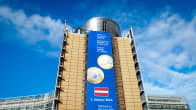 Tervetuloa-toivotus Latvialle Euroopan komission rakennuksen seinässä, Brysselissä 19. joulukuuta 2013.
