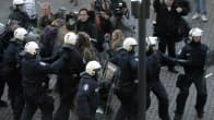 Poliiseja ja mielenosoittajia Smash Asem -mielenosoituksen aikana Kiasman edustalla Helsingissä.