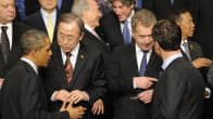 Yhdysvaltain presidentti Barack Obama, YK:n pääsihteeri Ban Ki-moon, Suomen presidentti Sauli Niinistö ja Hollannin pääministeri Mark Rutte keskustelevat vähän ennen valtionjohtajien perinteisen yhteiskuvan ottamista Haagin ydinturvallisuuskokouksessa.
