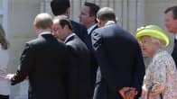 Ranskan Normandian maihinnousun 70-vuotismuistojuhlien tauolla Venäjän presidentti Vladimir Putin keskustelee Ranskan presidentti Hollanden kanssa. Heidän takanaan rupattelevat Yhdysvaltain presidentti Barack Obama ja Englannin kuningatar Elisabet II. Englannin pääministeri David Cameron näkyy taustalla.