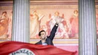 Syriza-puolueen puheenjohtaja Alexis Tsipras tervehtii kannattajiaan 25. tammikuuta.