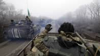 Ukrainan armeijan sotilaita panssarivaunuissa tiellä.