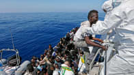 Italian rannikkovartiosto auttoi Libyasta lähteneitä pakolaisia Välimerellä.
