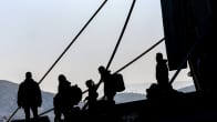 pakolaisia laskeutuu laivasta