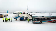 Ensimmäinen Rovaniemelle laskeutunut charterkone tyuli Varsovasta. Matkustajat siirtyvät koneesta linja-autoon.