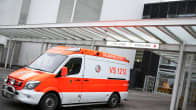 Ambulanssi seisoo Tyksin T-sairaalan ovien edessä.