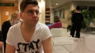 Sebastian Tynkkynen(ps.) odottaa Oulu käräjäoikeuden aulassa rikosjuttunsa käsittelyn alkua.