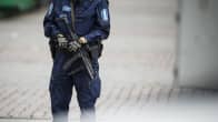 Aseistautunut poliisi vartiossa Turun torilla perjantaina 18. elokuuta 2017.