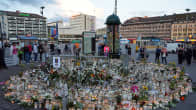 Kynttilä- ja kukkameri muistuttaa Turun puukotuksen uhreista.