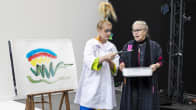 Kemin kaupunginteatterin näyttelijät Johanna Virsunen ja Satu Tala esittelevät värien maailmaa. Vieressä maalausteline, johon on vedetty monenvärisiä kaaria.
