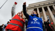 Tehy ja Super järjestivät mielenosoituksen sateisena perjantaina Helsingissä syyskuussa.