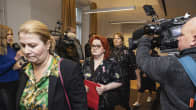 Tehys ordförande Millariikka Rytkönen (i mitten) och KT:s förhandlare Henrika Nybondas-Kangas (till vänster) anländer till riksförlikningsmannens byrå.