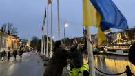 Turun pormestari Minna Arve nostaa Ukrainan lippua salkoon Aurajoen rannassa.