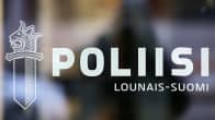 Lounais-Suomen poliisin logoteksti lasiovessa.