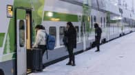 Ihmisiä menossa junaan Kemin rautatieasemalla kohti Rovaniemeä.