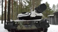Leopard 2A6-mallin taistelupanssarivaunu odottaa lumisella tiellä käyttöönottoa.