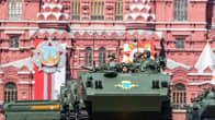 Panssaroituja miehistönkuljetusajoneuvoja nähdään Moskovan Punaisella torilla voitonpäivän sotilasparaatissa.