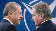 Recep Tayyip Erdogan ja Sauli Niinistö Nato lipun edessä.