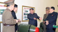 Kim Jong-un keskustelee upseerien kanssa.