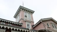 Vaaleanpunaisen hotellin pieni torni