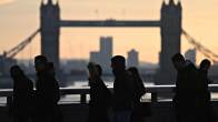 Ihmisiä kävelemässä Lontoon keskustassa auringon noustessa 10. helmikuuta 2023.