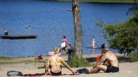 Ihmisiä Viitaniemen uimarannalla viettämässä aurinkoista kesäpäivää.