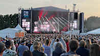 Kirjurinluodon areenan päälavan edustalla todella paljon ihmisiä kuuntelemassa Robbie Williamsin esitystä.