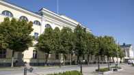 The light-coloured building of the Ministry for Foreign Affairs and a courtyard with green trees.