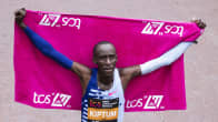 Kelvin Kiptum juhlii kuvassa Lontoon maratonin voittoaan huhtikuussa 2023.