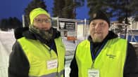 Varaluottamusmies Minna Lintala ja pääluottamusmies Jari Berg seisoivat Ylihärmän tehtaan portilla tiistaiaamuna.