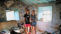 Anastasia (14 vuotta) ja Viktoria (17 vuotta) seisovat kotinsa olohuoneesas. Koti on venäläisten tuhoama.