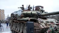 Tuhottu venäläinen tankki kansalaistorilla.