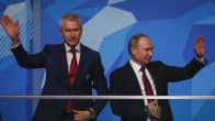 Venäjän urheiluministeri Oleg Matytsin (vas.) ja presidentti Vladimir Putin vilkuttelivat yleisölle talviuniversiadien avajaisissa 2019.