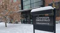 Tampereen oikeustalo kuvattu ulkoa. Kyltin päällä ja maassa on lunta.