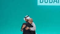 Sulttaani Ahmed Al Jaber ja Simon Stiell  halaavat kokouksen jälkeen.