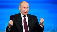 Vladimir Putin pitää käsiään nyrkeissään Moskovassa 14. joulukuuta 2023.